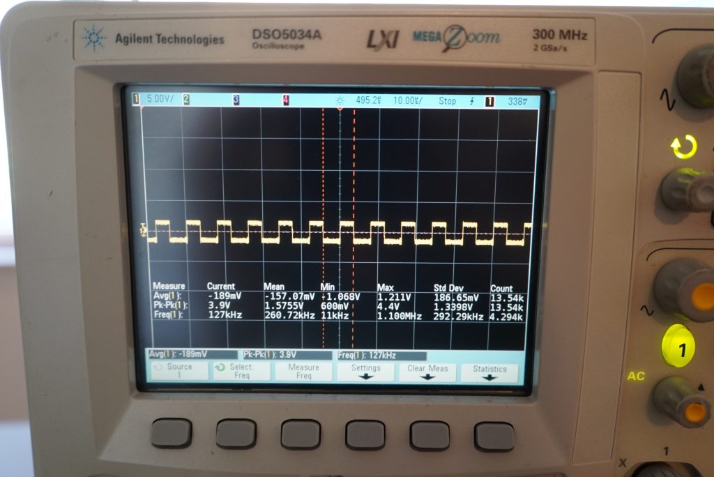 Well-adjusted 3.9V / 125 kHz square wave from timer IC (U2), AC coupling