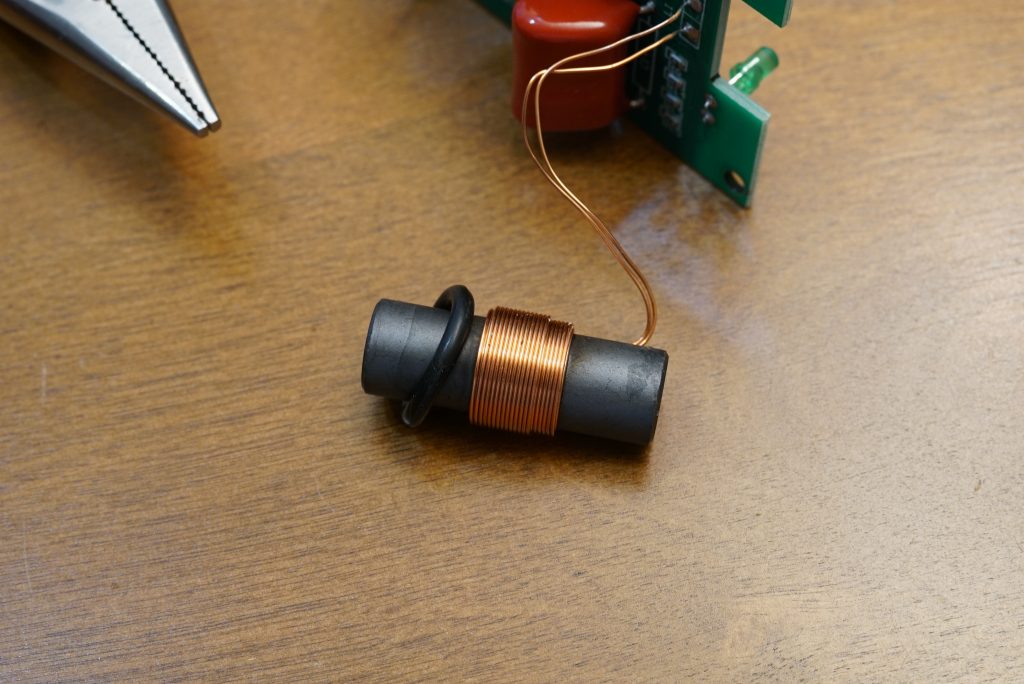 Photo of the EL50448's ferrite-core coil antenna with a grommet.