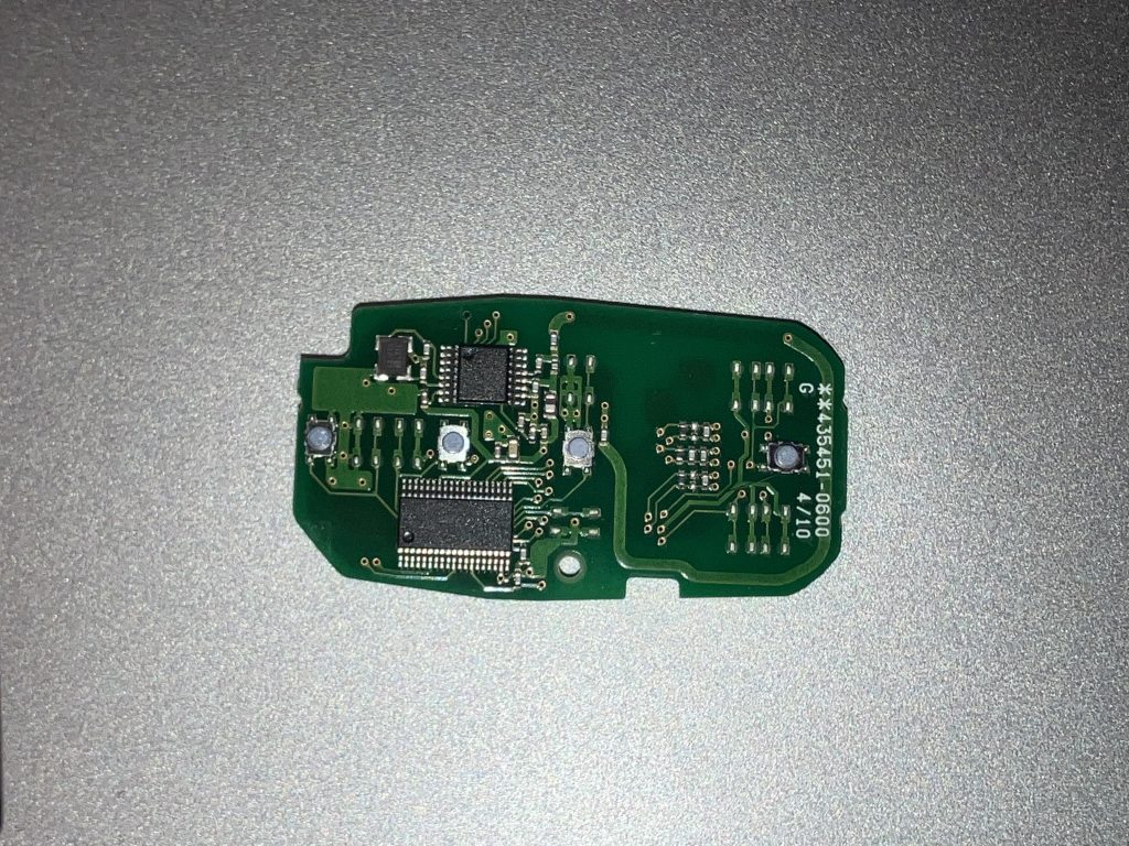 Photo of the internal PCB of a keyfob from a late 2010s Chevrolet.